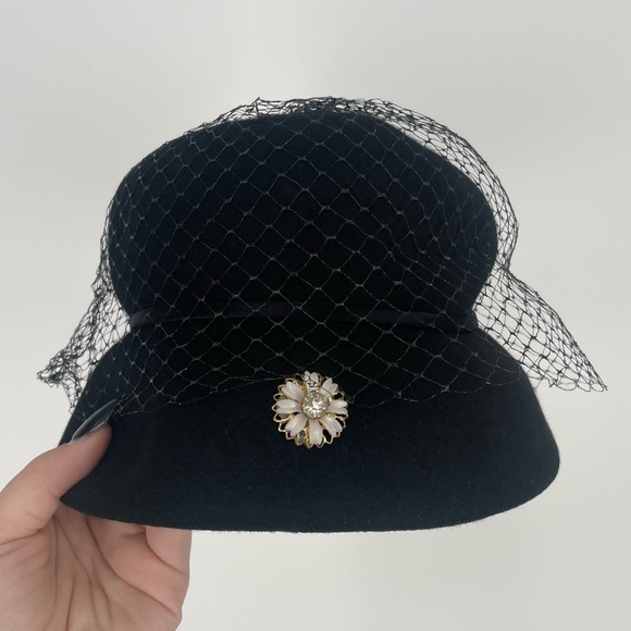 50s/60s Black Pillbox Style Wool Felt Hat With Netting And Flower Embellishment - Picture 10 of 15